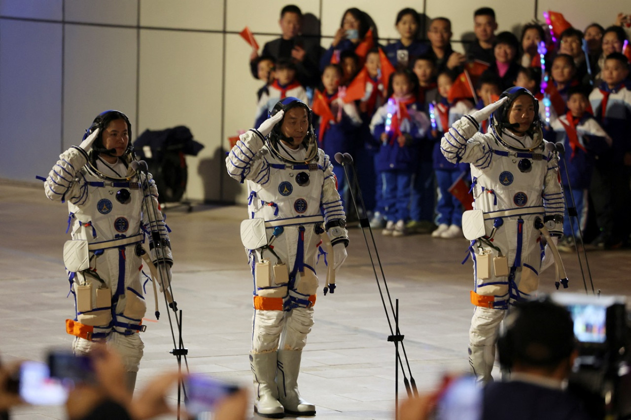 Los tres astronautas chinos que partieron en la nave espacial china Shenzhou-19. Foto: Reuters.