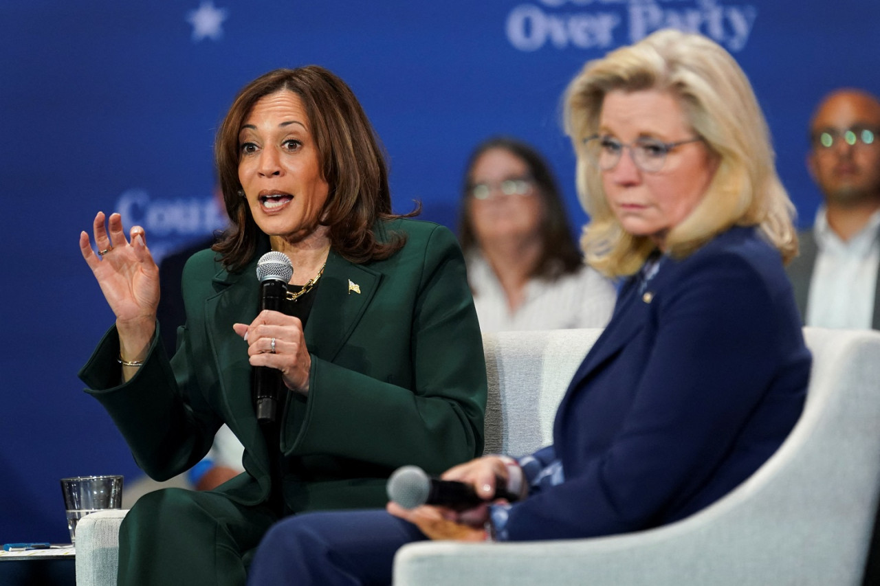 Liz Cheney y Kamala Harris. Foto: Reuters