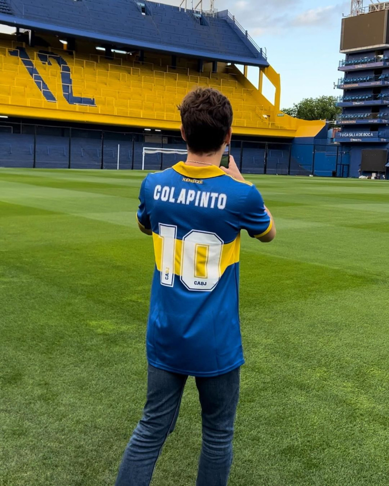 Franco Colapinto en La Bombonera y con la camiseta de Boca. Foto: Instagram @francolapinto