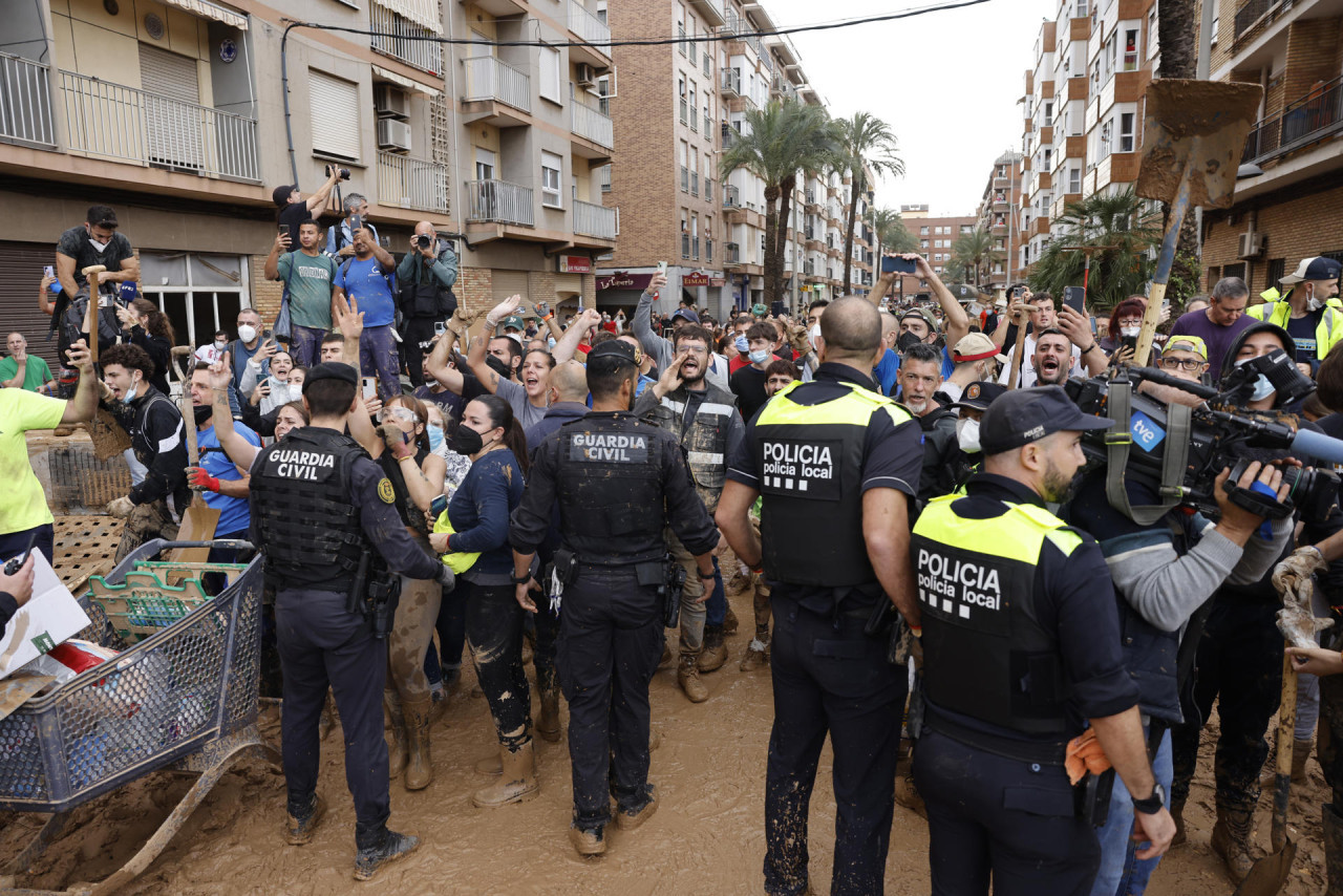 Reclamos masivos en Valencia tras el temporal. Foto: Reuters.