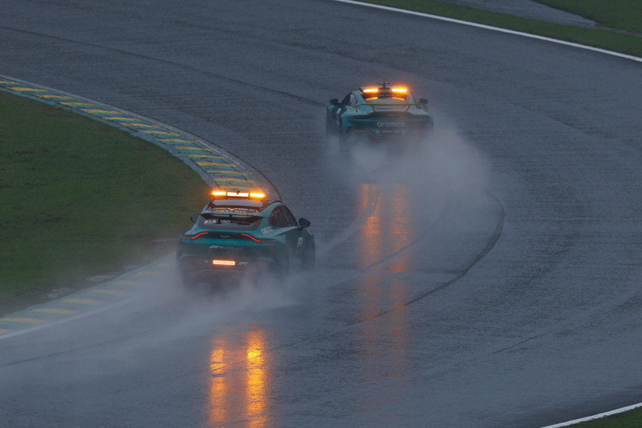 Pista mojada en el Gran Premio de Brasil. Foto: EFE.