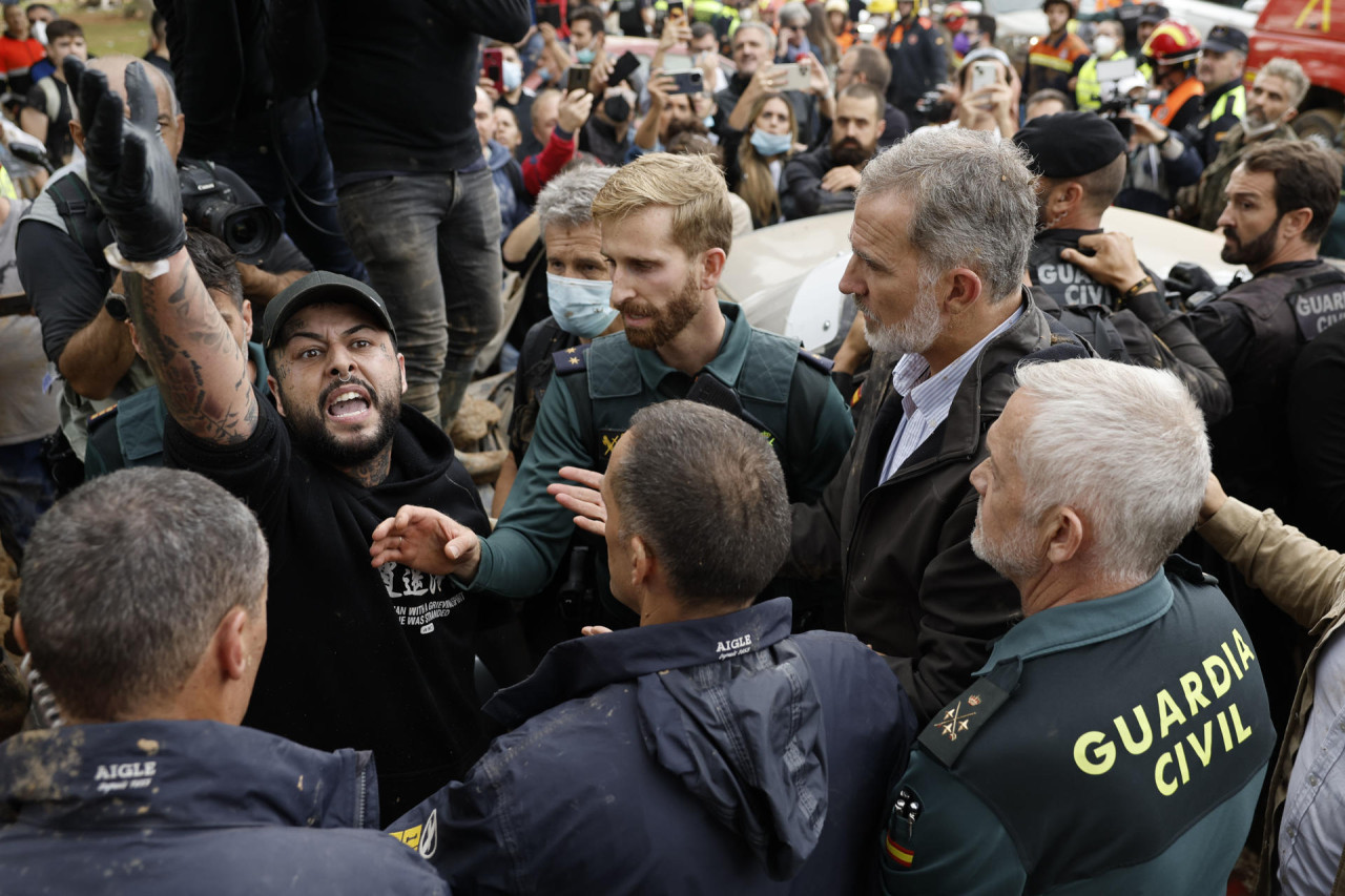 insultan y lanzan barro a la comitiva de los reyes de España en el epicentro del temporal en Valencia. EFE