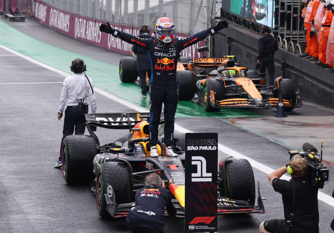 Max Verstappen brilló en Brasil y encaminó su nuevo título de Fórmula 1. Foto: Reuters.