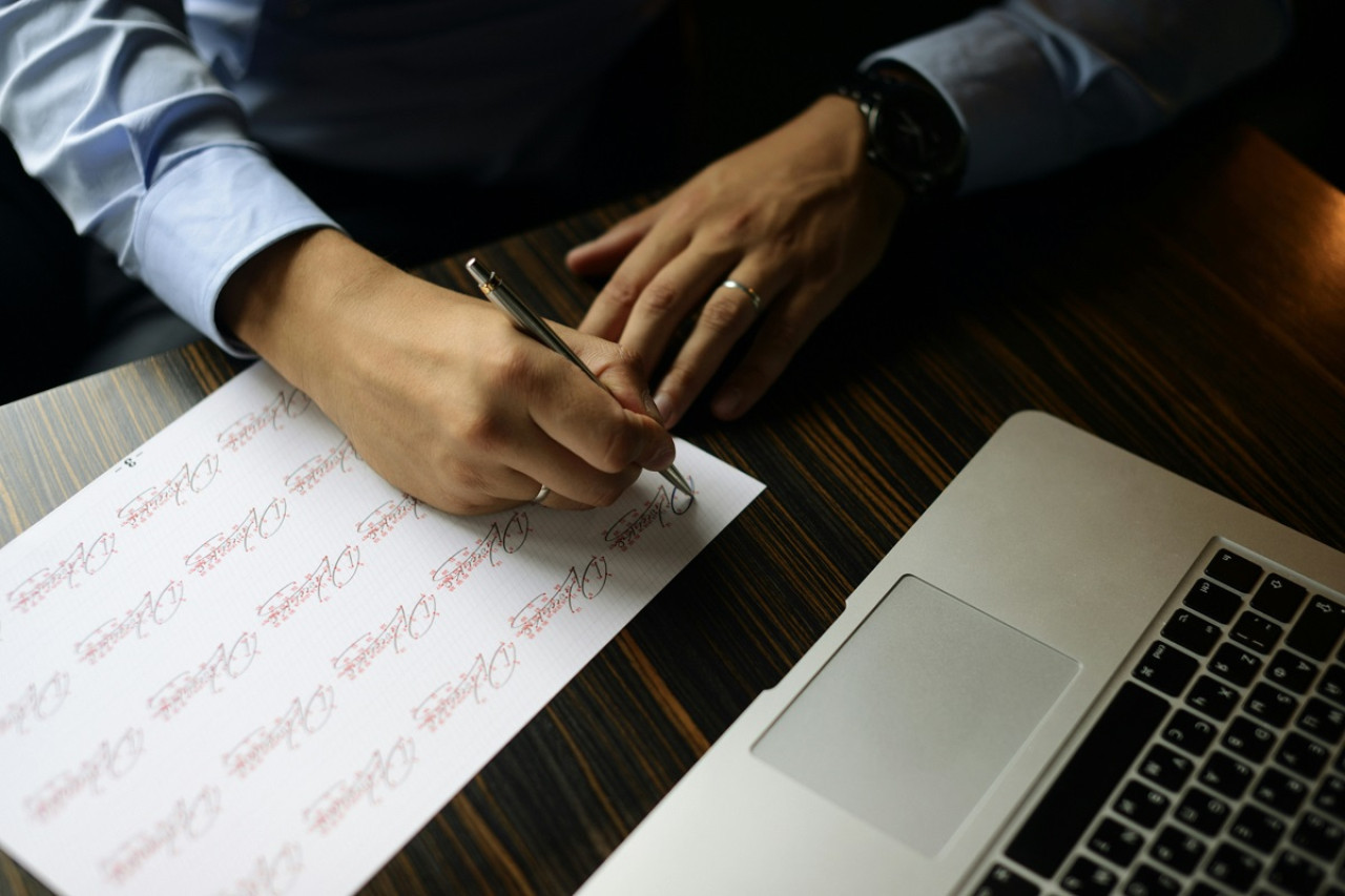 Firma; grafología. Foto: Unsplash.