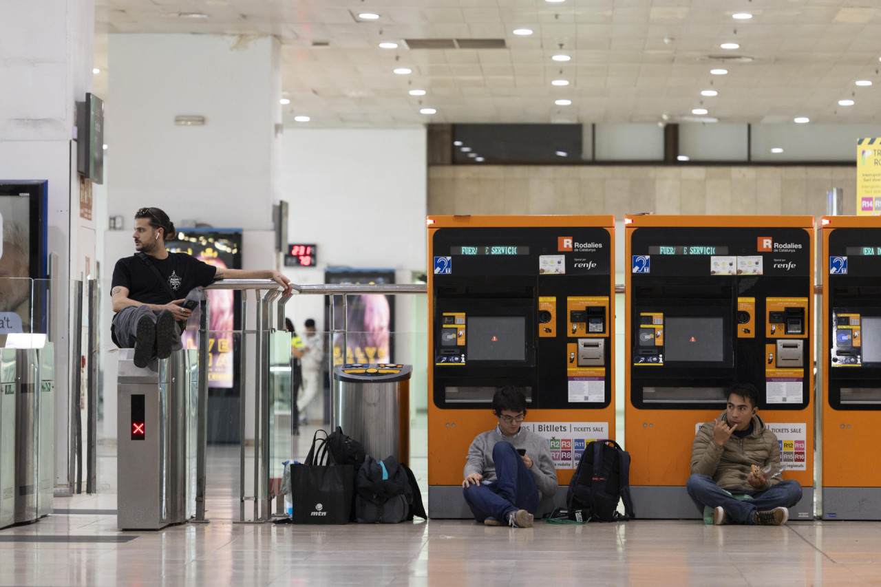 Renfe suspende el servicio de Rodalies en toda Cataluña por las fuertes lluvias. Foto: EFE.