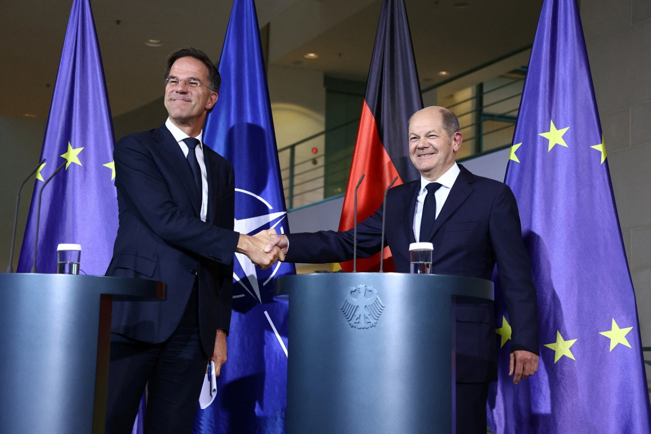 El saludo entre Mark Rutte y Olaf Scholz. Foto: Reuters.