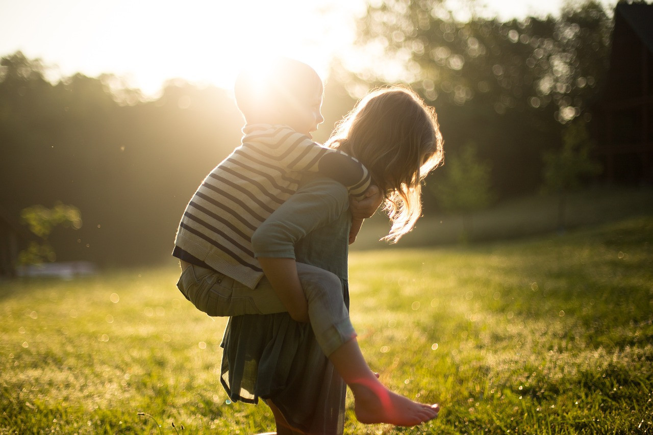 Hermanos, familia. Foto: Pexels.