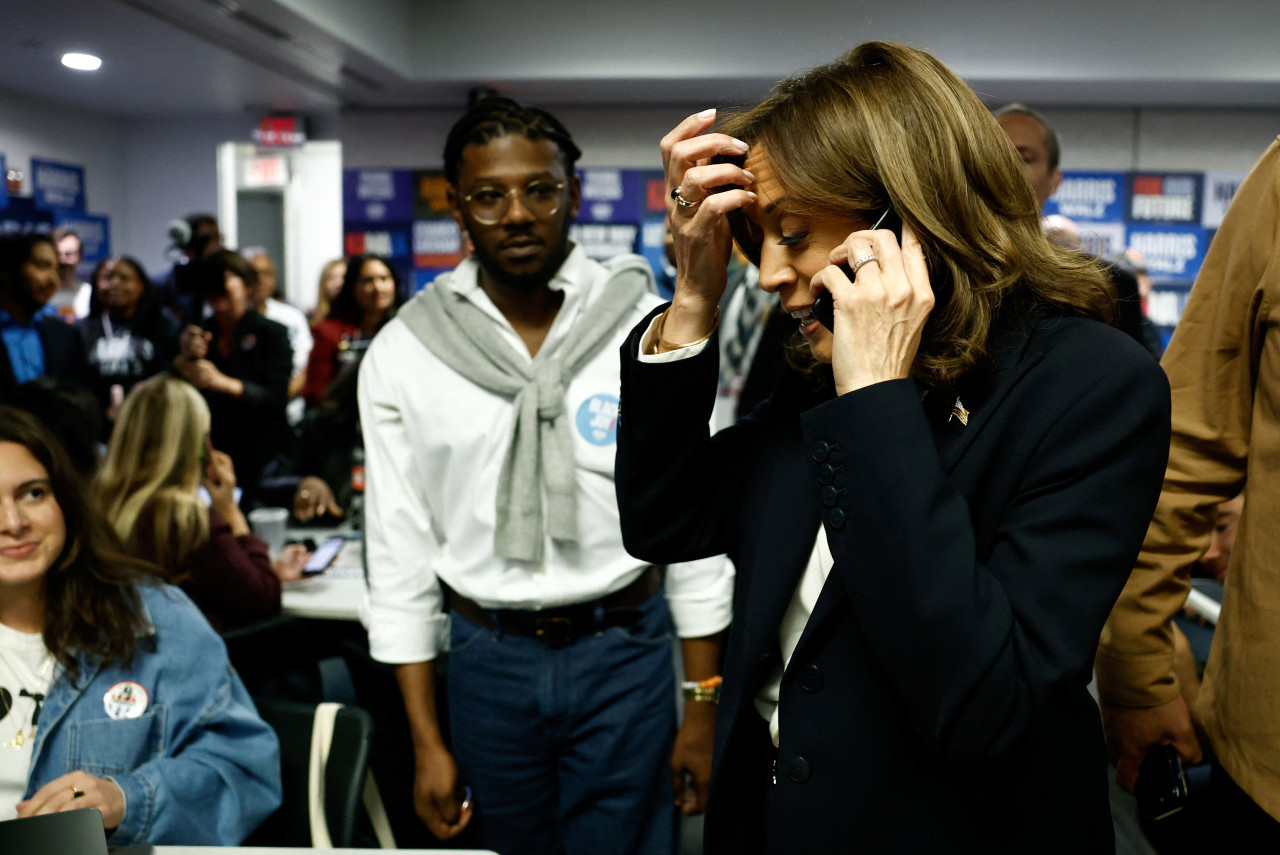 Kamala Harris llamando a votantes en la sede demócrata. Foto: REUTERS.