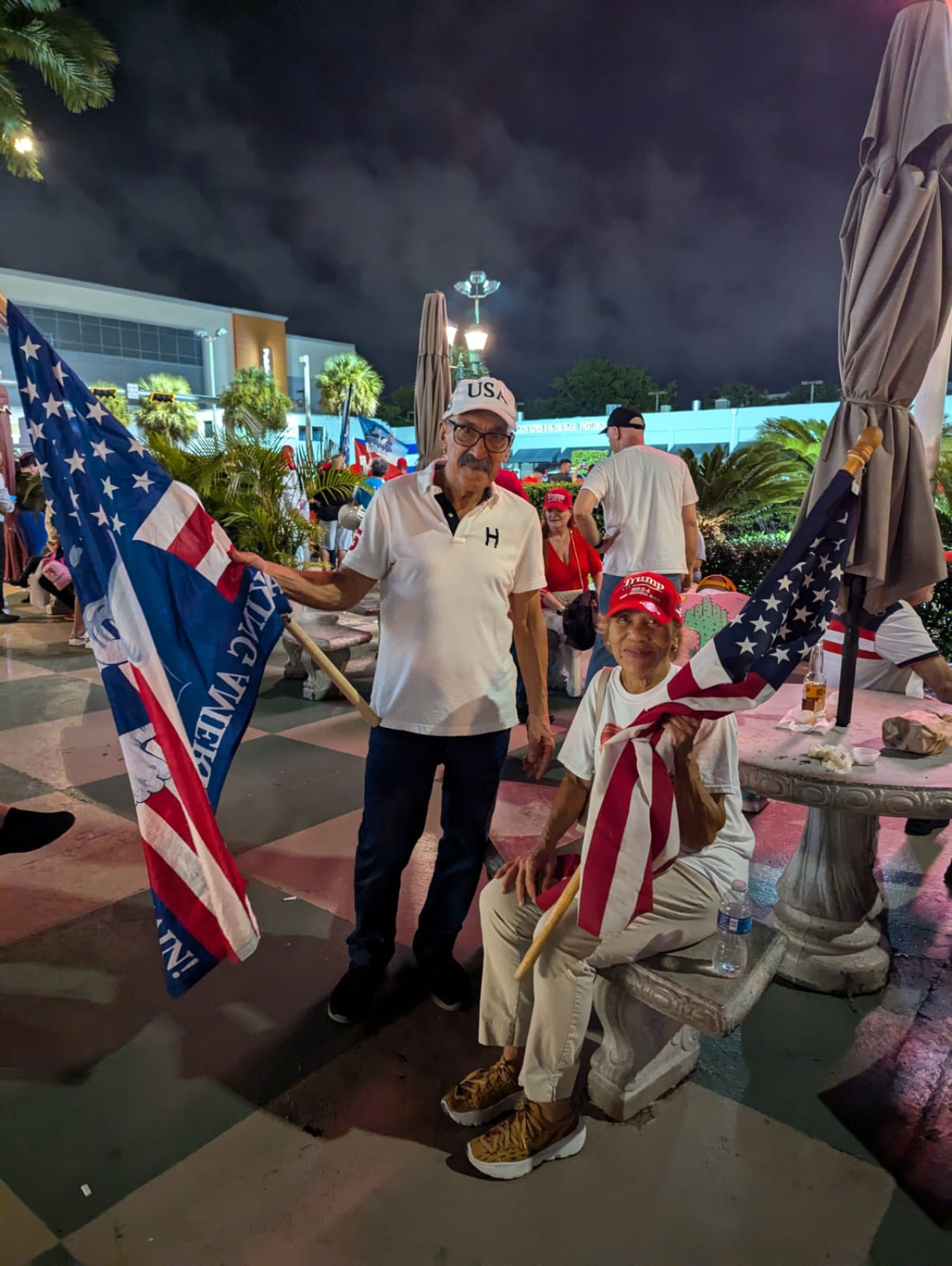 Festejos en el restaurante Versailles en Pequeña Habana, barrio cubano en Miami; elecciones en EEUU. Foto: Canal 26