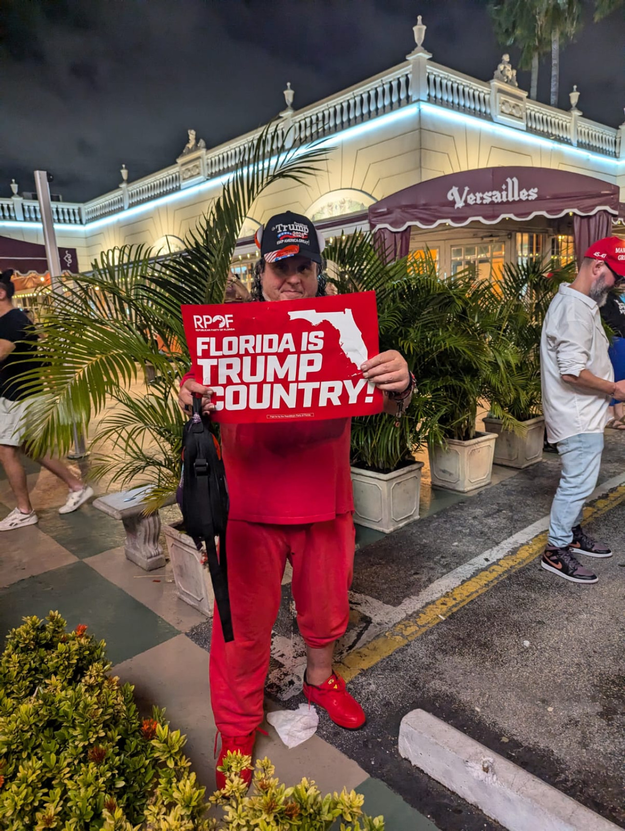 Festejos en el restaurante Versailles en Pequeña Habana, barrio cubano en Miami; elecciones en EEUU. Foto: Canal 26