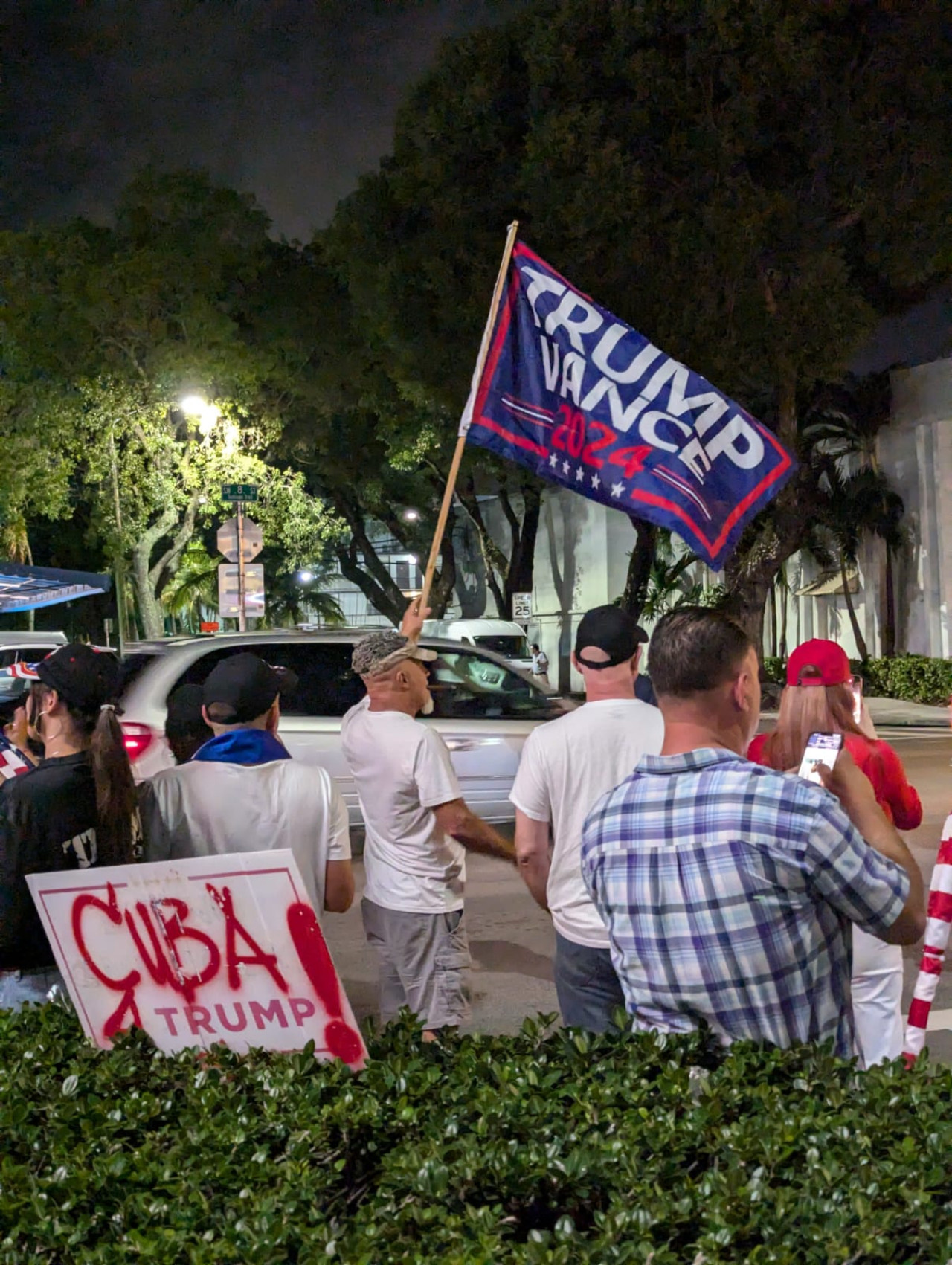 Festejos en el restaurante Versailles en Pequeña Habana, barrio cubano en Miami; elecciones en EEUU. Foto: Canal 26