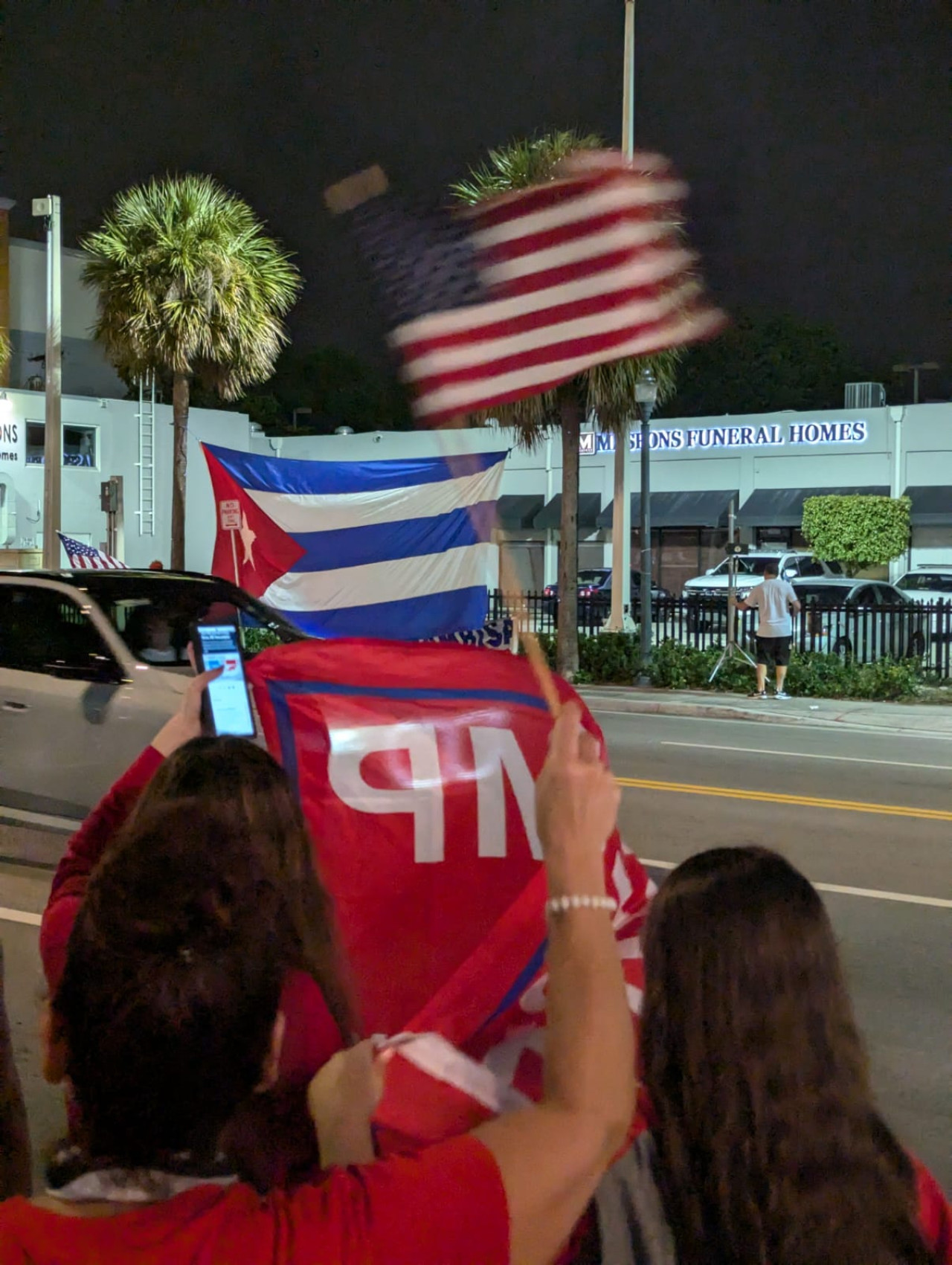 Festejos en el restaurante Versailles en Pequeña Habana, barrio cubano en Miami; elecciones en EEUU. Foto: Canal 26