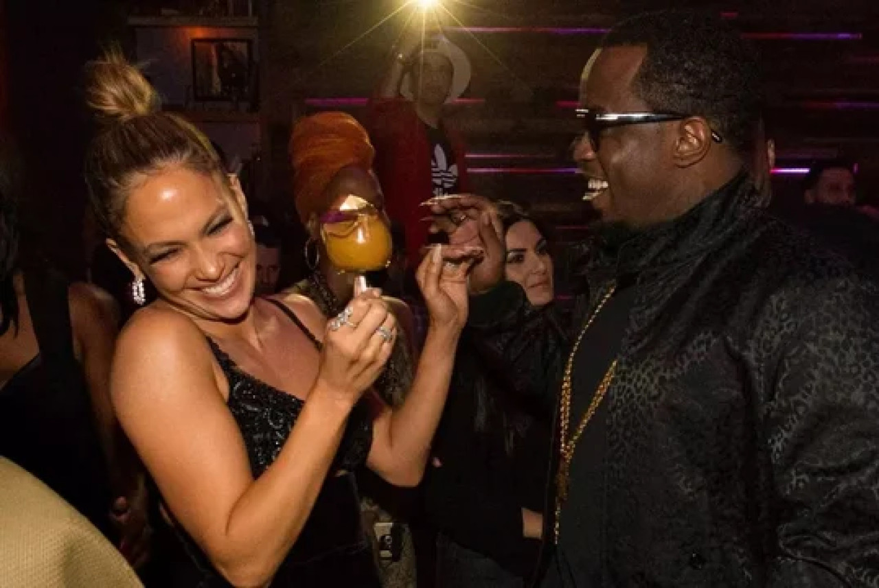 Jennifer Lopez junto a "Diddy" Combs. Foto: NA.