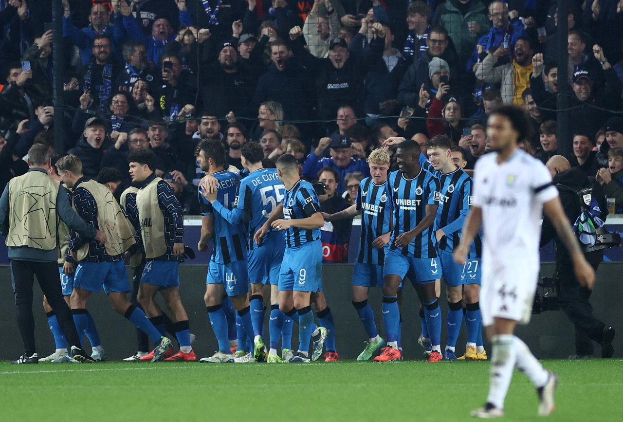 Aston Villa frente a Brujas de Bélgica. Foto: Reuters.