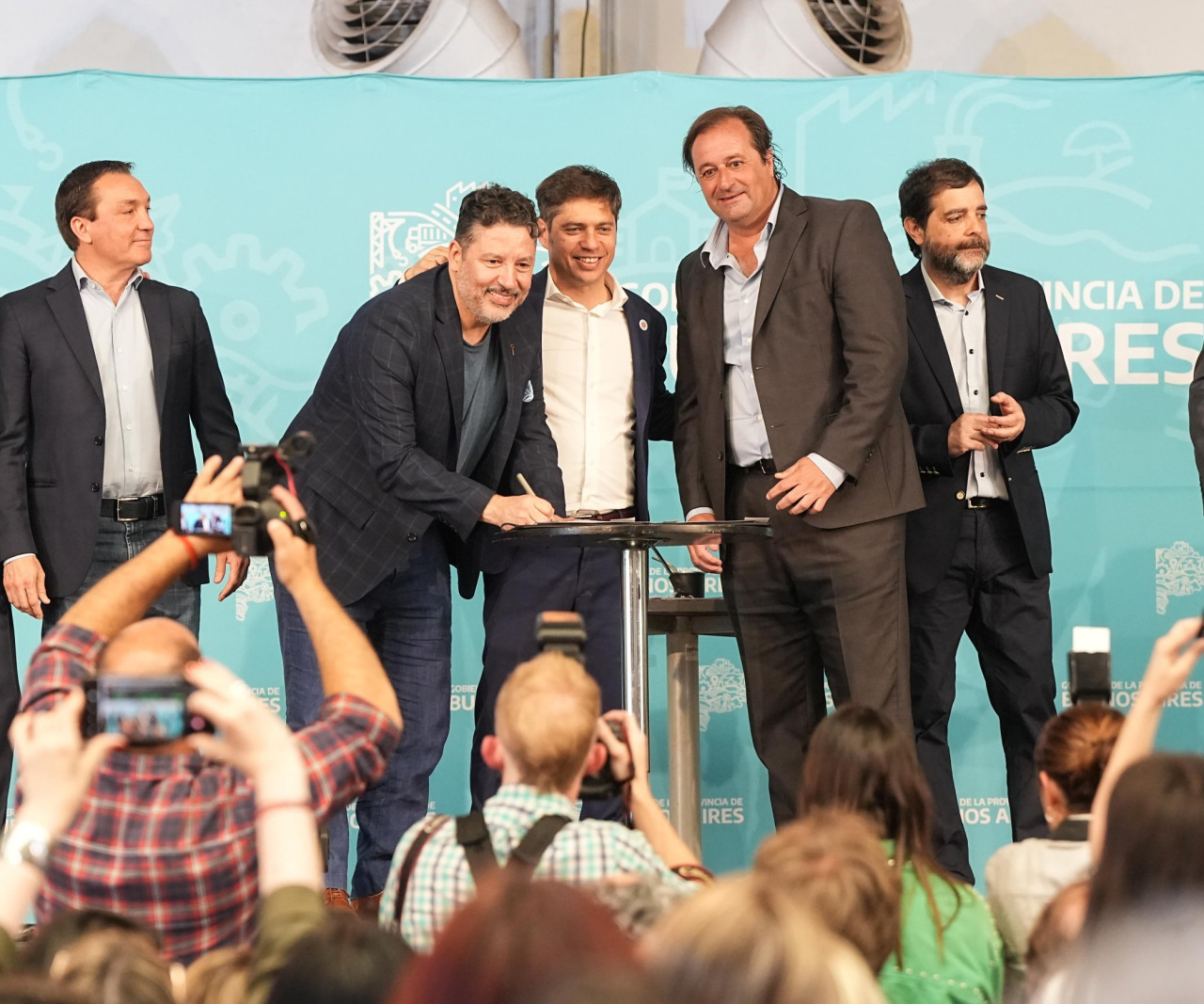 Gustavo Menéndez junto a rectores y vice Rectores en San Martín