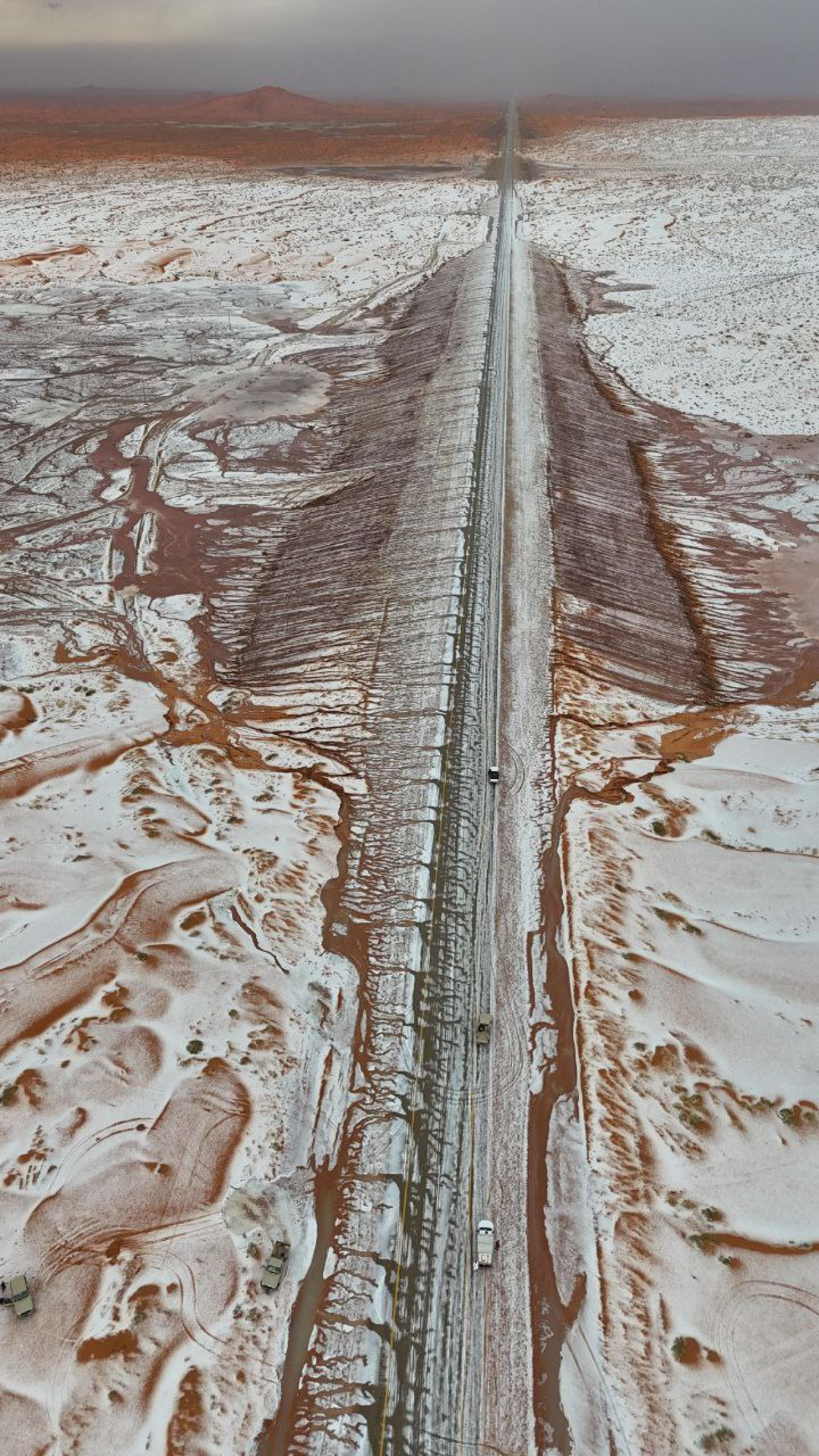 Las nevadas convirtieron un entorno árido en un paisaje invernal en Al-Jawf, Arabia Saudita. Foto X @mededov_nurlan