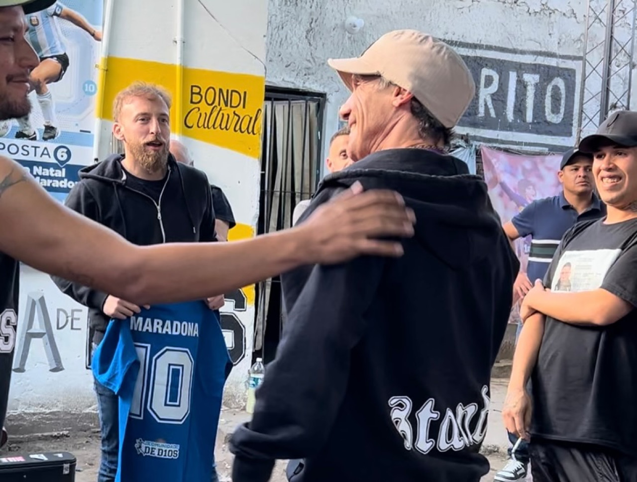 Visita de Manu Chao a la casa de Diego Maradona en Villa Fiorito. Foto: Instagram.