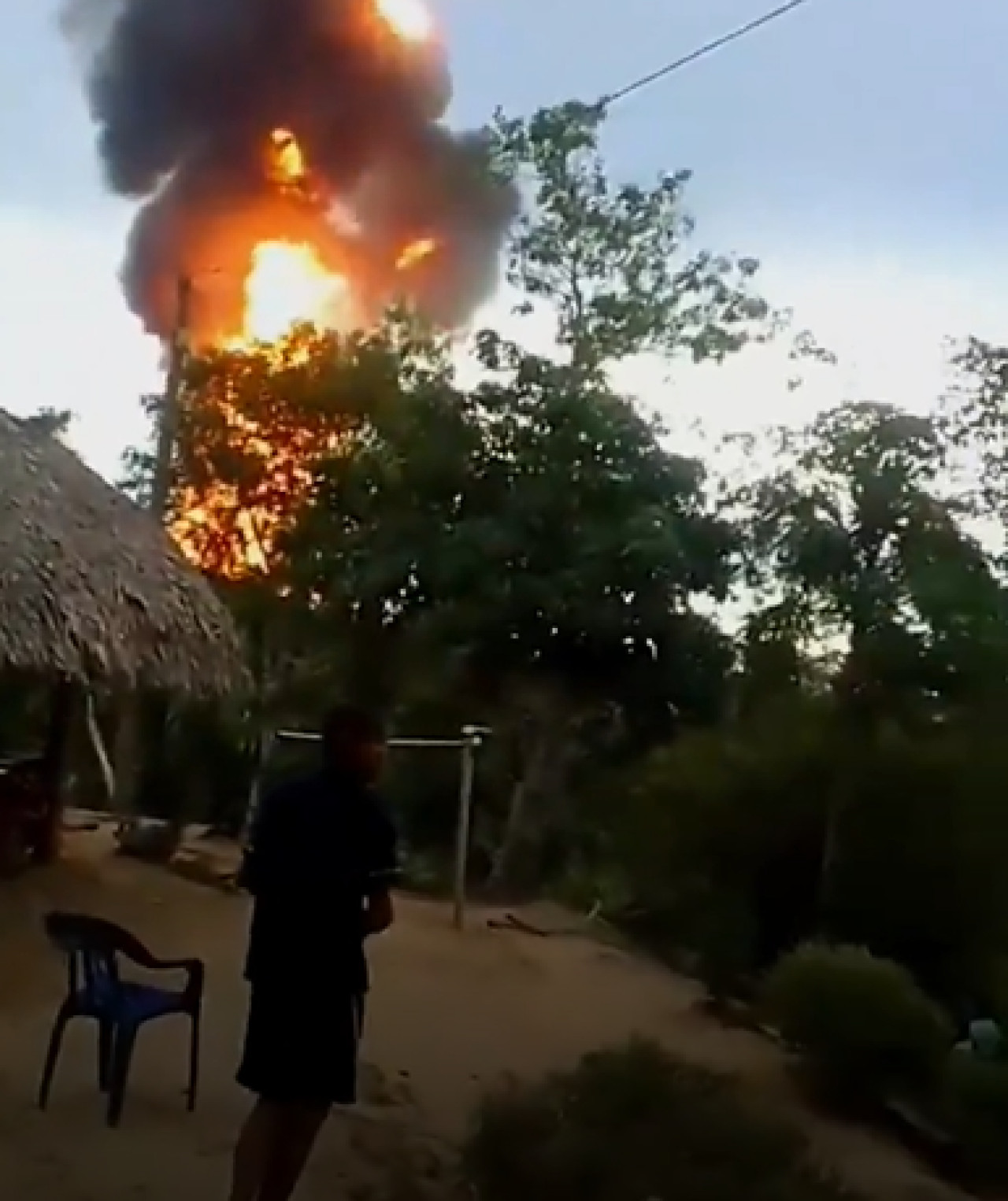 El momento de la erupción del volcán de lodo en Colombia. Foto: Captura de video.