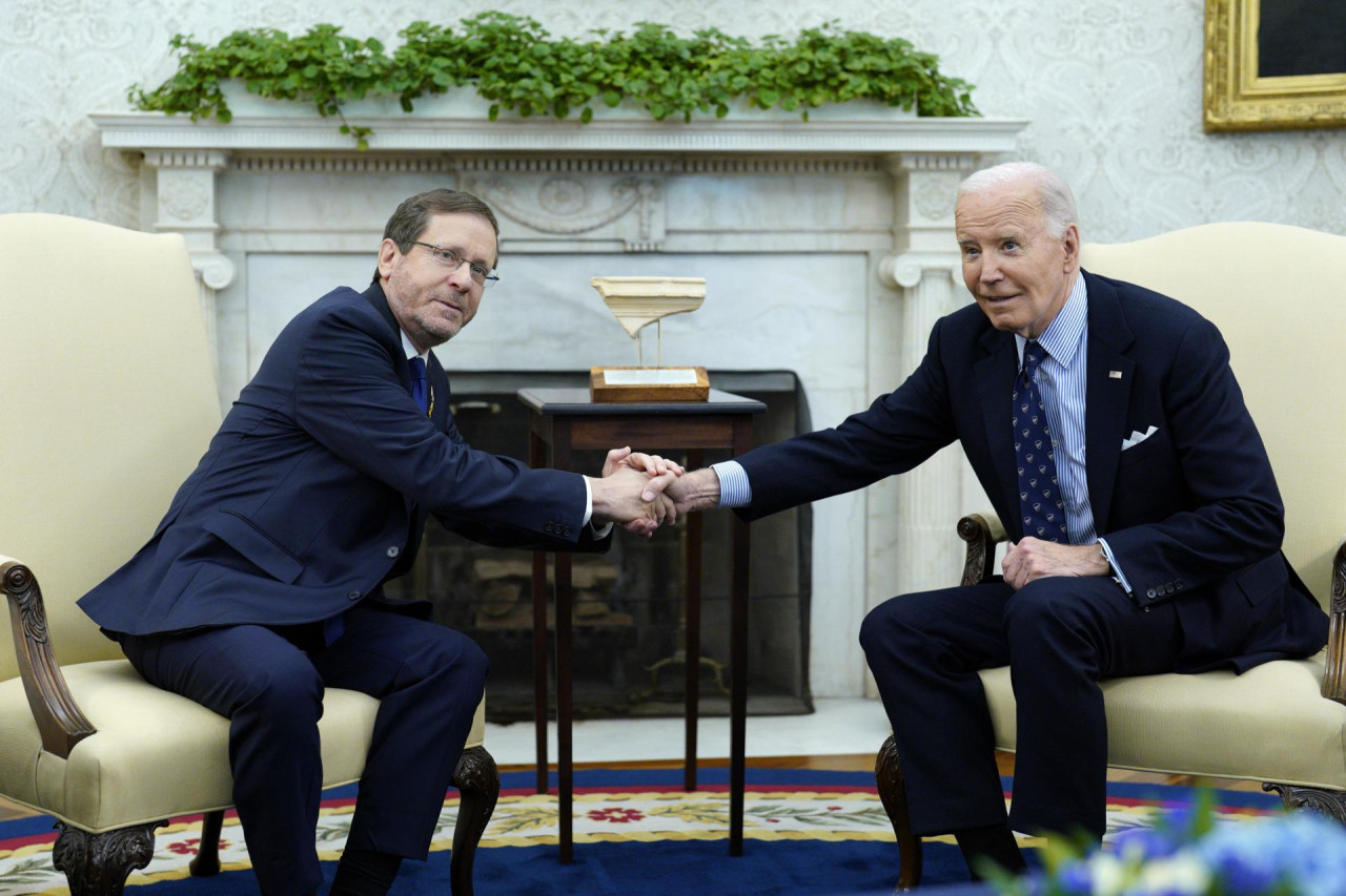 El saludo entre Joe Biden e Isaac Herzog. Foto: EFE.