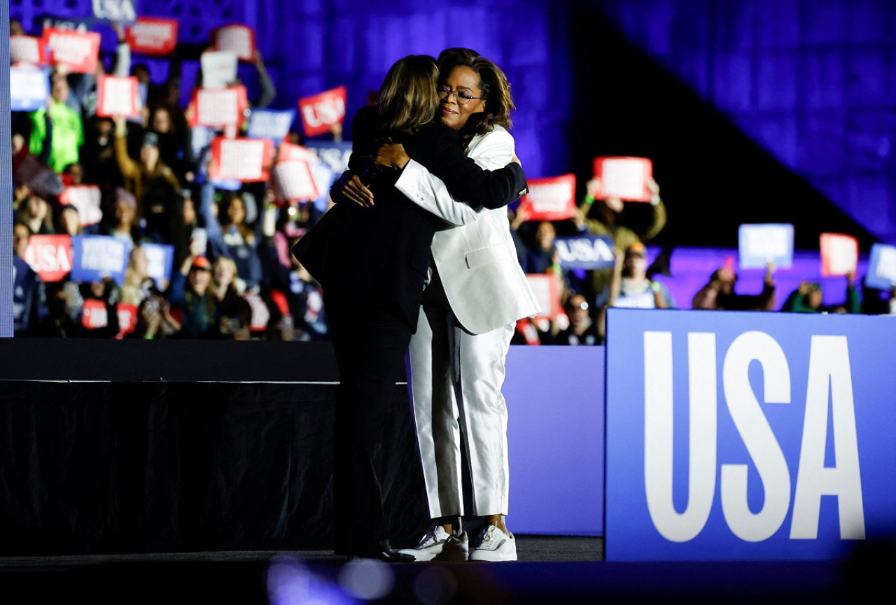 El abrazo entre Oprah Winfrey y Kamala Harris. Foto: Reuters.