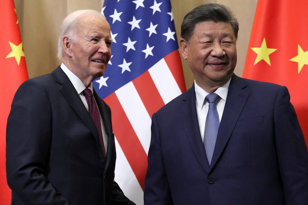 El presidente de China, Xi Jinping, junto a Joe Biden en la Cumbre de la APEC en Lima, Perú. Foto: Reuters.