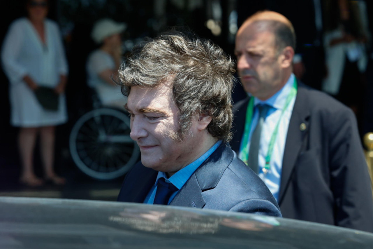 Javier Milei, camina a la salida del hotel Othon Palace, en la playa de Copacabana previo a la cumbre de G20 en Rio de Janeiro (Brasil). EFE