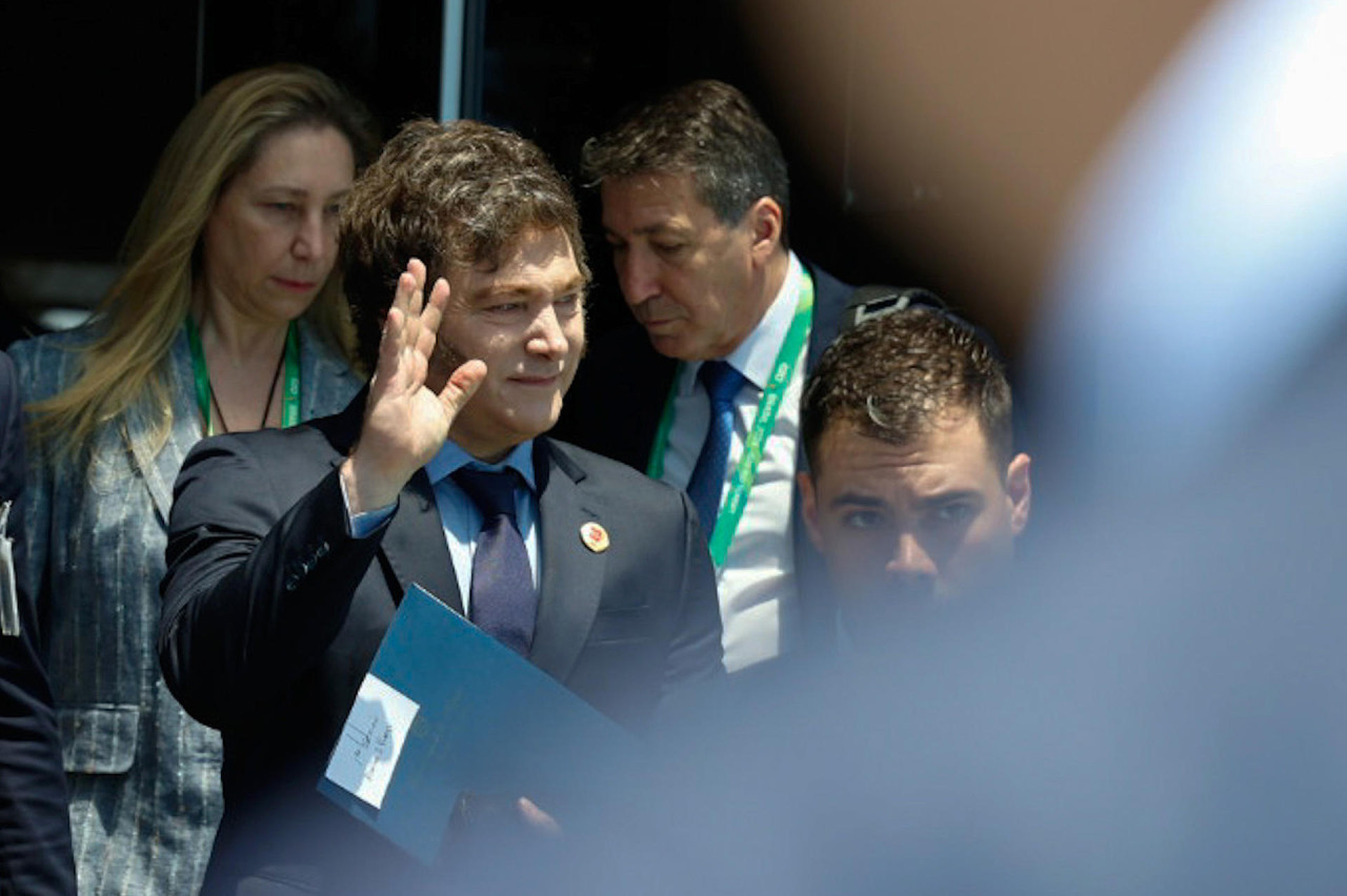 Javier Milei, camina a la salida del hotel Othon Palace, en la playa de Copacabana previo a la cumbre de G20 en Rio de Janeiro (Brasil). EFE