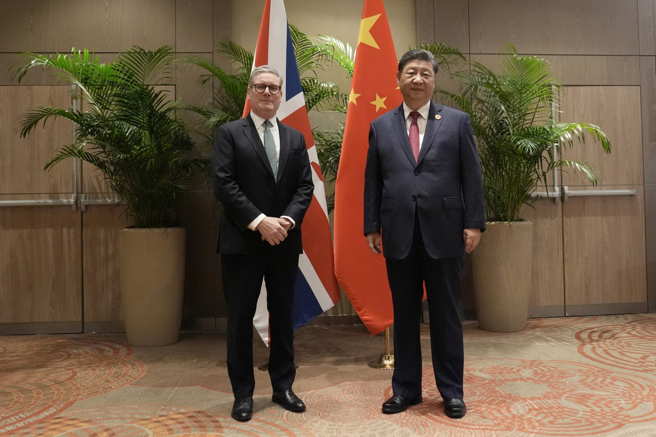 El primer ministro británico, Keir Starmer y el presidente de China, Xi Jinping. Foto: Reuters.