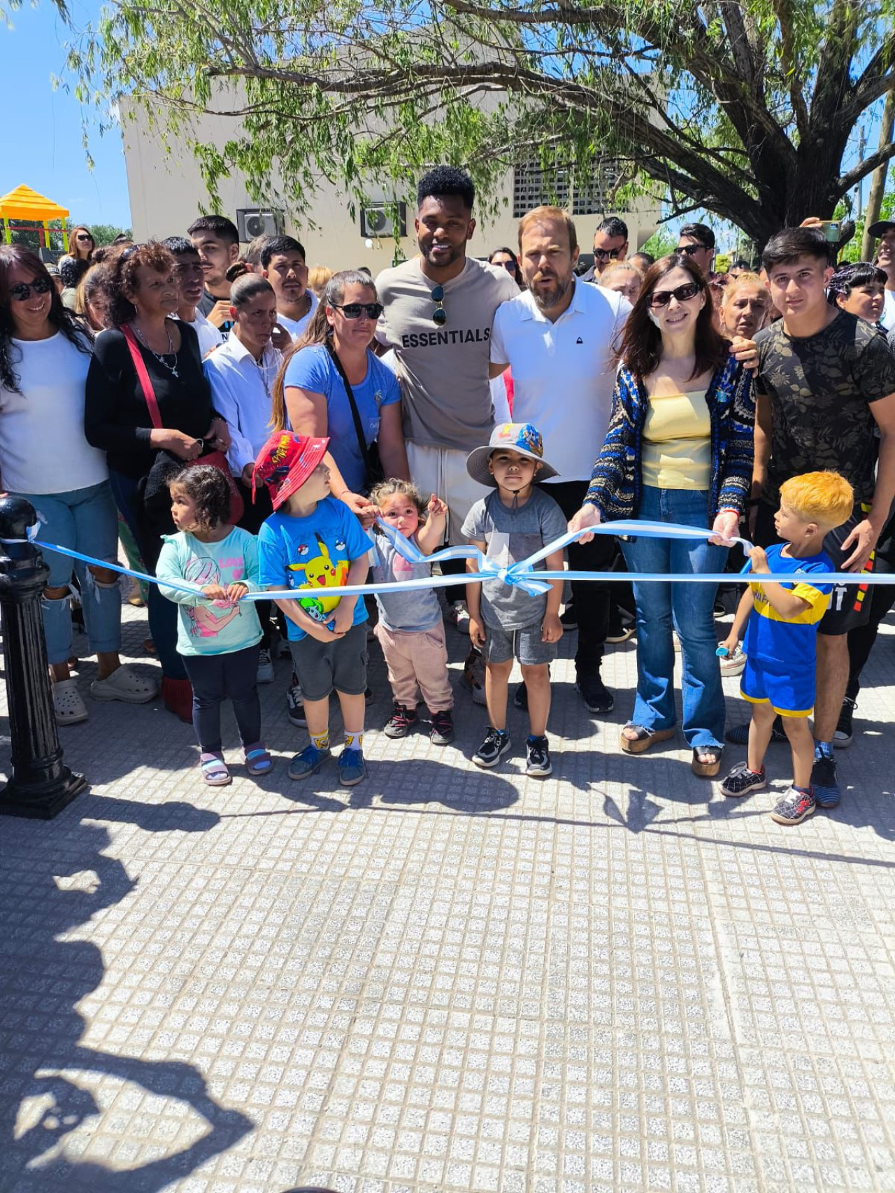 Miguel Borja y Gastón Granados inauguraron una plaza y una cancha de fútbol en Ezeiza