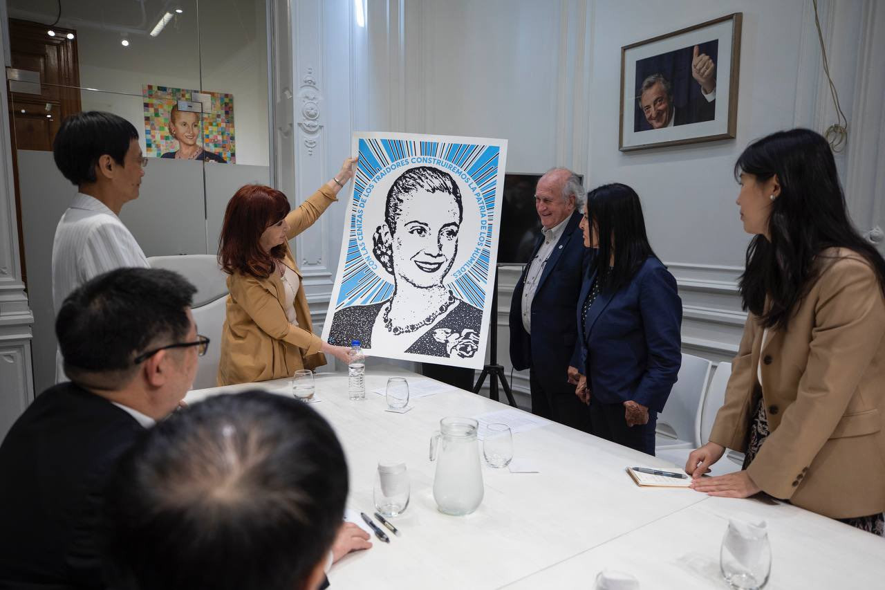 Cristina Fernández junto a la delegación china. Foto: X @CFKArgentina