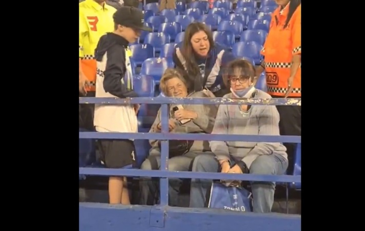 Discusión viral en la tribuna de Vélez. Foto: Captura video.