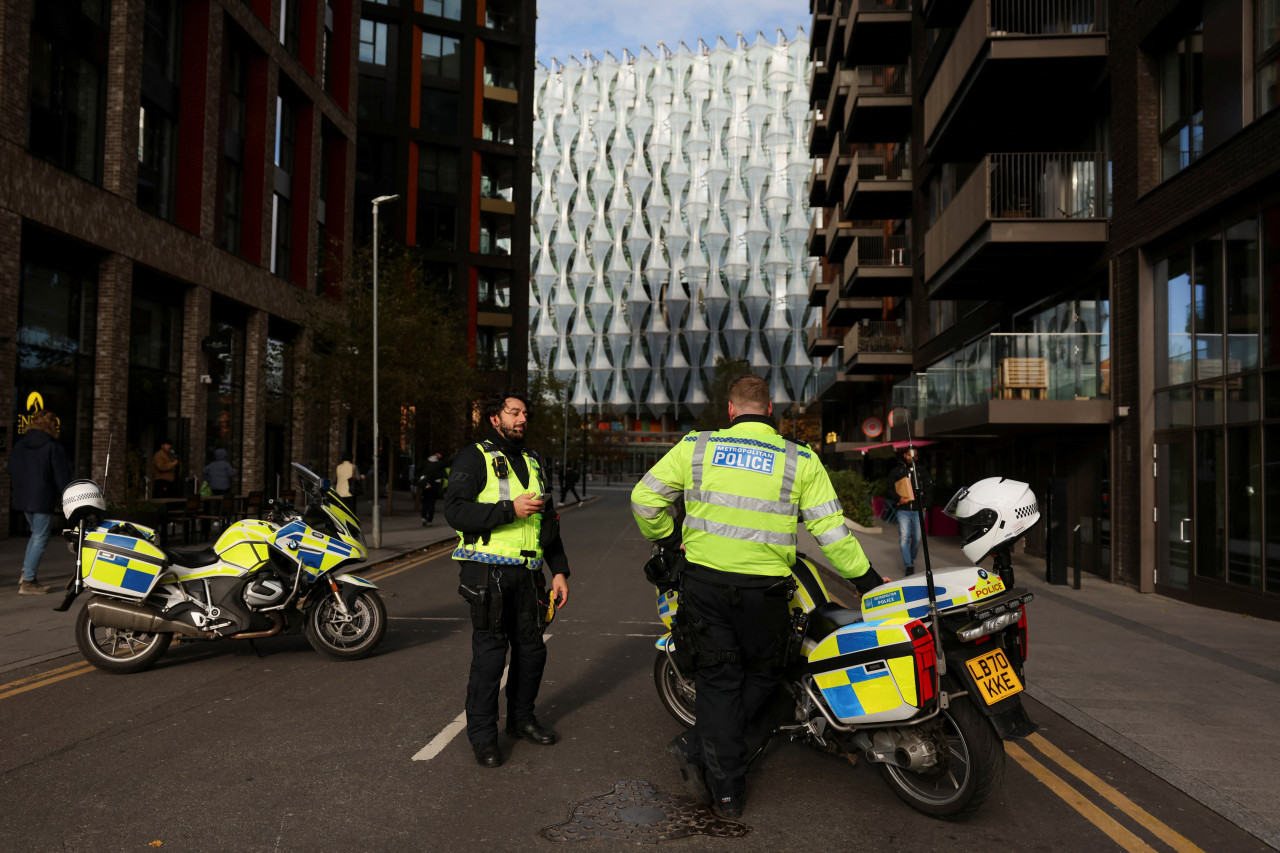 Explosión controlada en los alrededores de la embajada de Estados Unidos en Londres. Foto: Reuters.