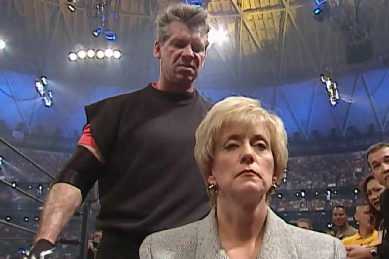 Linda McMahon y su esposo en uno de los segmentos de WWE. Foto: Captura.