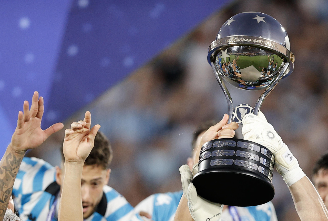 Trofeo de la Copa Sudamericana. Foto: EFE