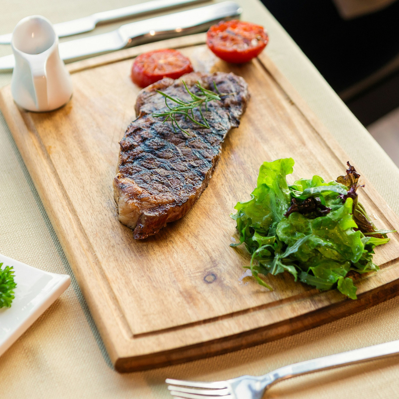 Bife, asado, parrilla. Foto Unsplash.