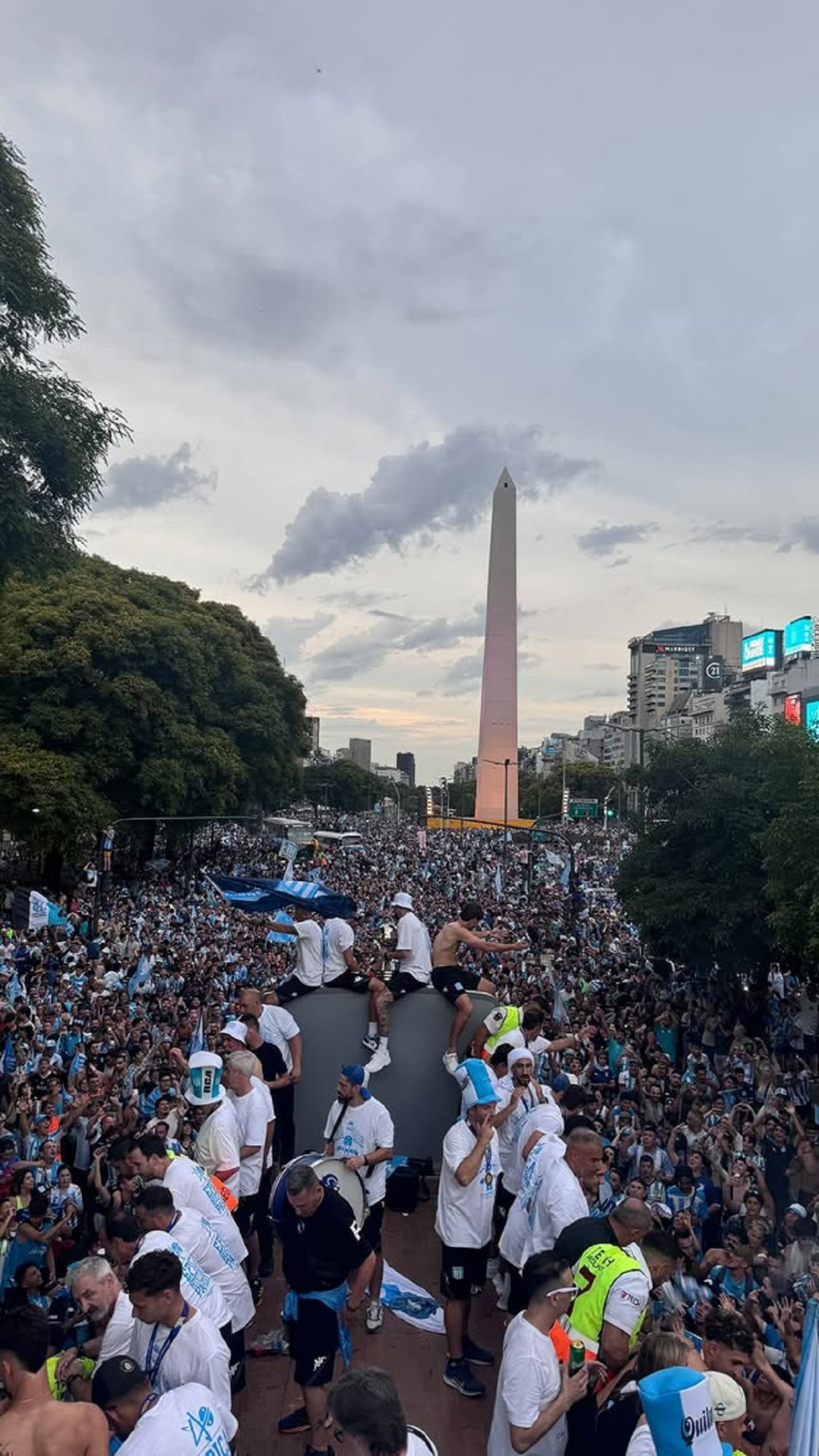 Festejos de Racing campeón de la Sudamericana. Foto: Instagram @agusalmendra