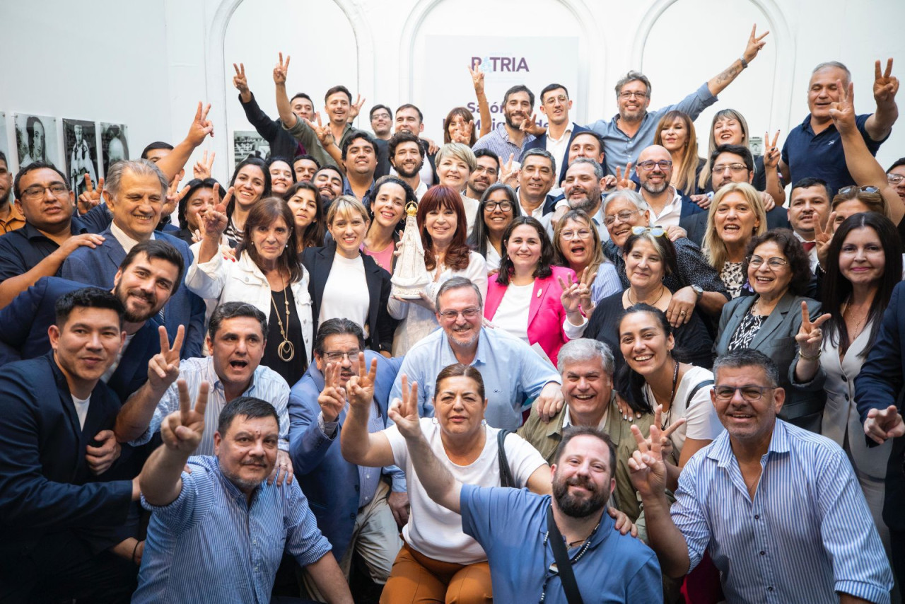 Cristina Fernández de Kirchner junto a militantes en el Instituto Patria