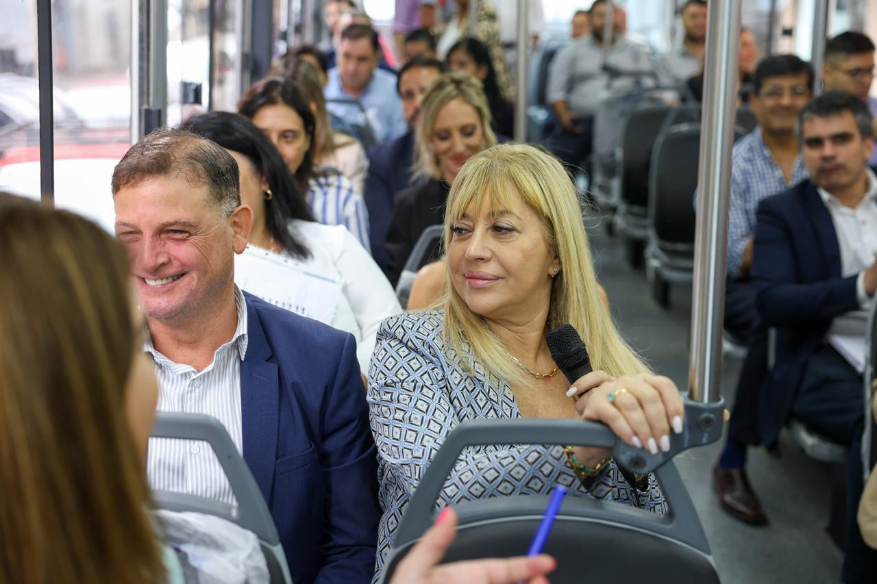 Rossana Chahla, intendenta de San Miguel de Tucumán, subió a todo su Gabinete al colectivo. Foto: Prensa