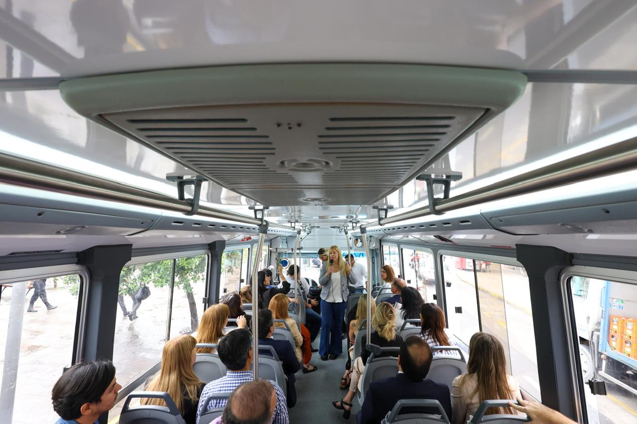 Rossana Chahla, intendenta de San Miguel de Tucumán, subió a todo su Gabinete al colectivo. Foto: Prensa