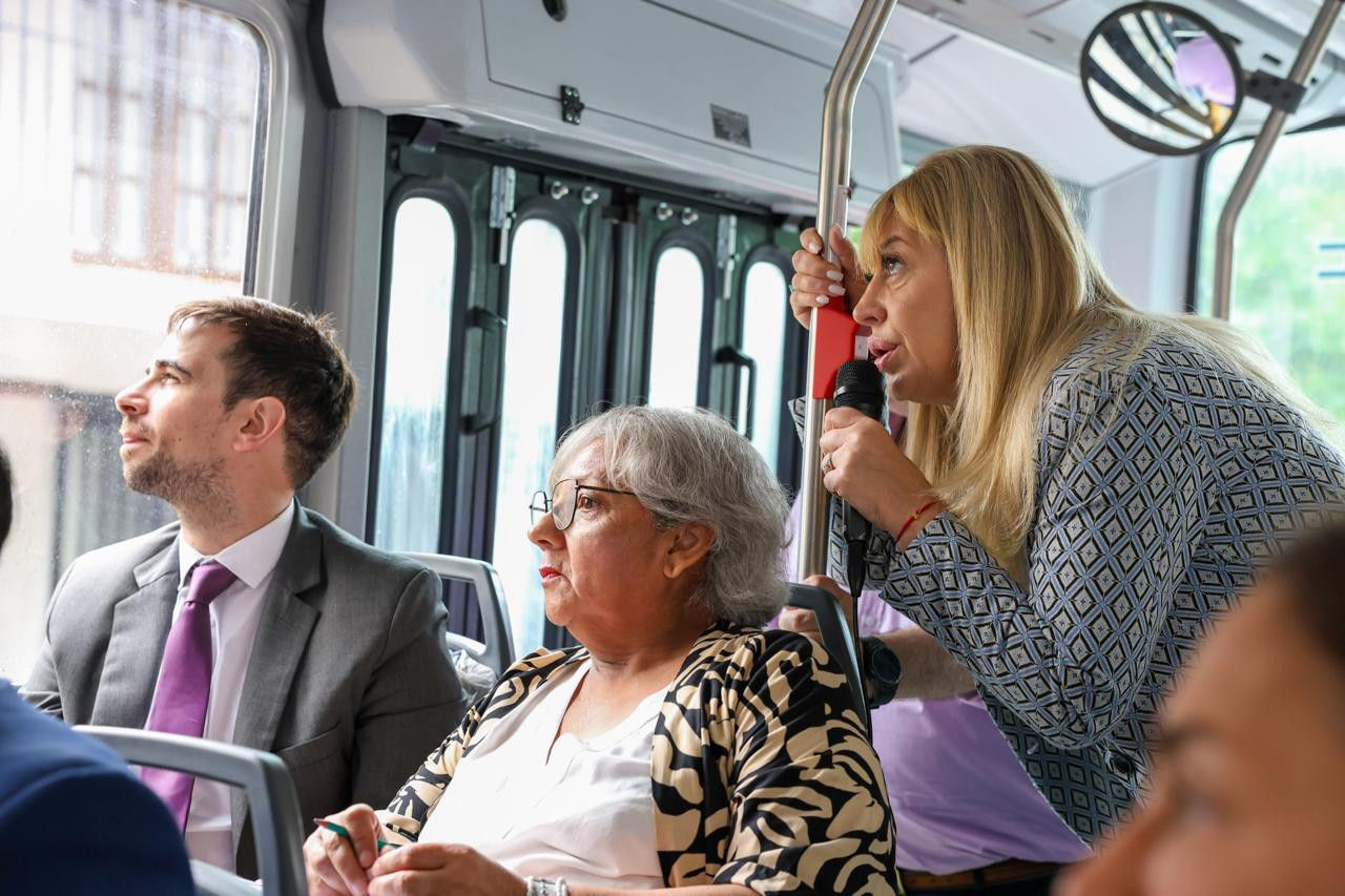 Rossana Chahla, intendenta de San Miguel de Tucumán, subió a todo su Gabinete al colectivo. Foto: Prensa