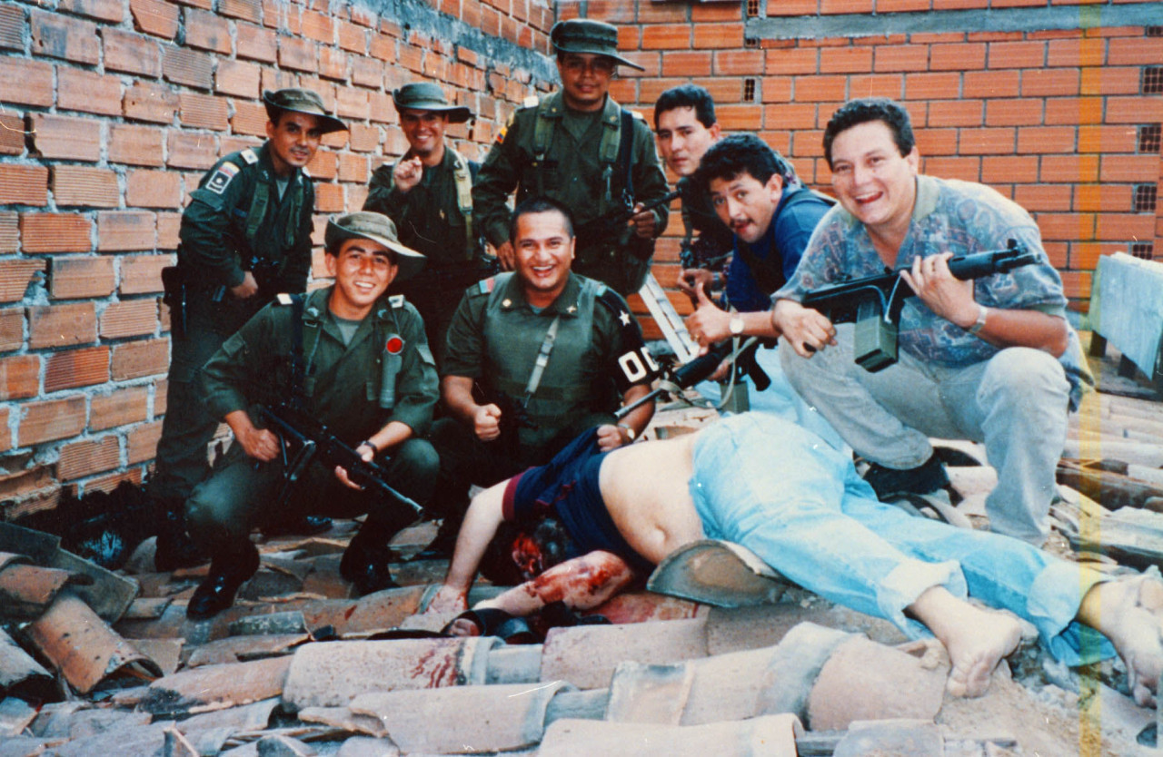 Miembros del Bloque de Búsqueda con el cuerpo de Pablo Escobar. Foto: Wikipedia.