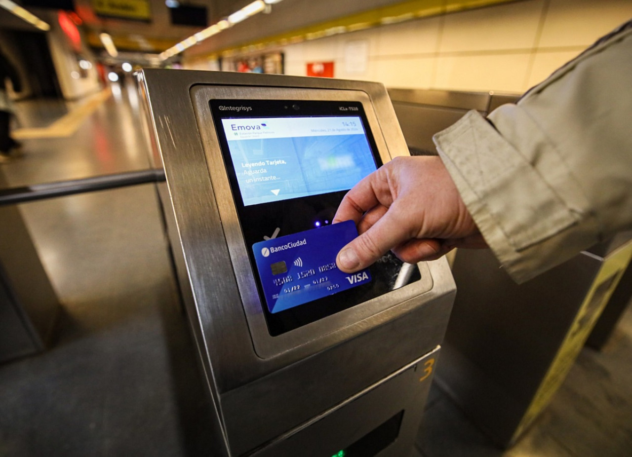 El subte se podrá pagar con tarjeta de crédito o débito. Foto: X @jorgemacri.