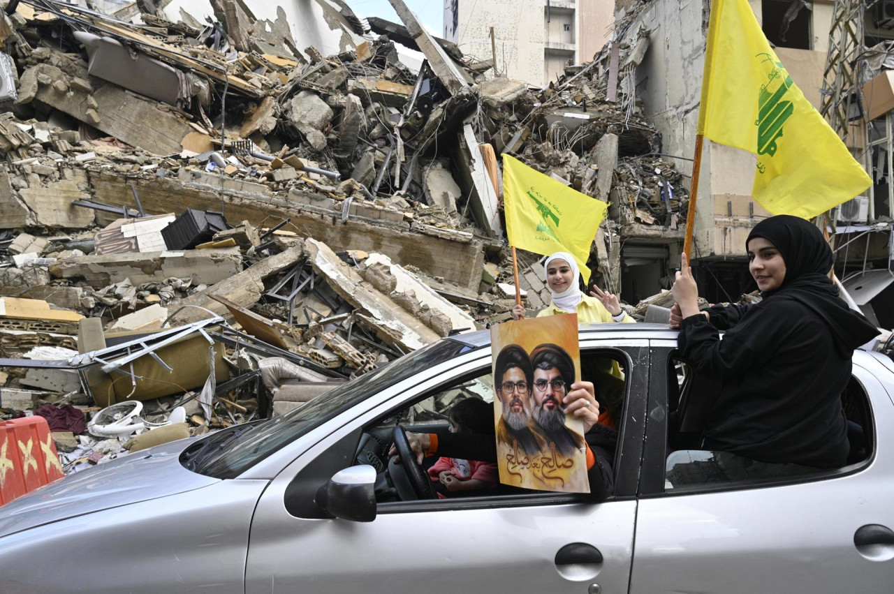 Banderas de Hezbollah en las calles de El Líbano. Foto: EFE.