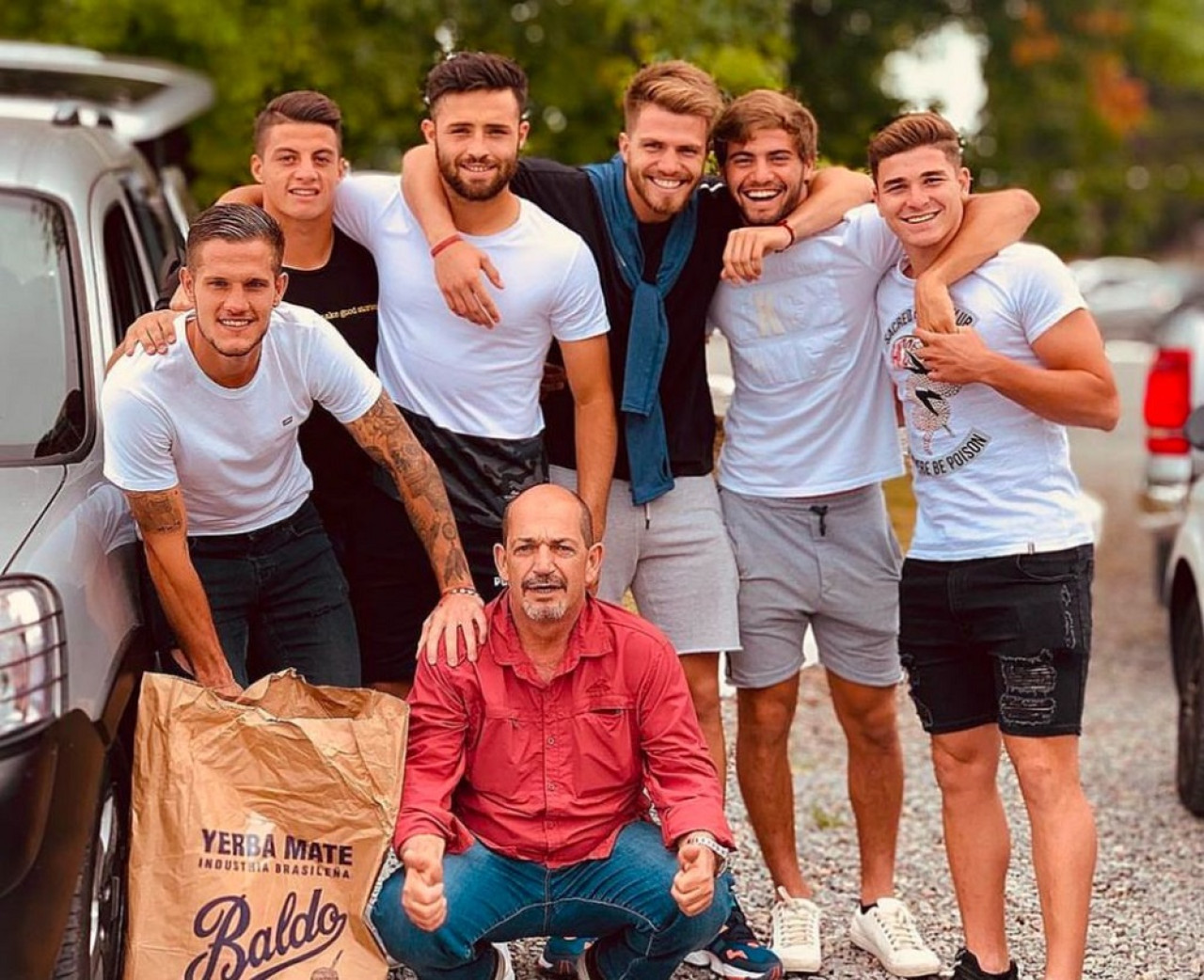 Juan di Nicola junto a varios futbolistas del plantel de River Plate en 2019. Foto: Instagram @locosxlayerba.