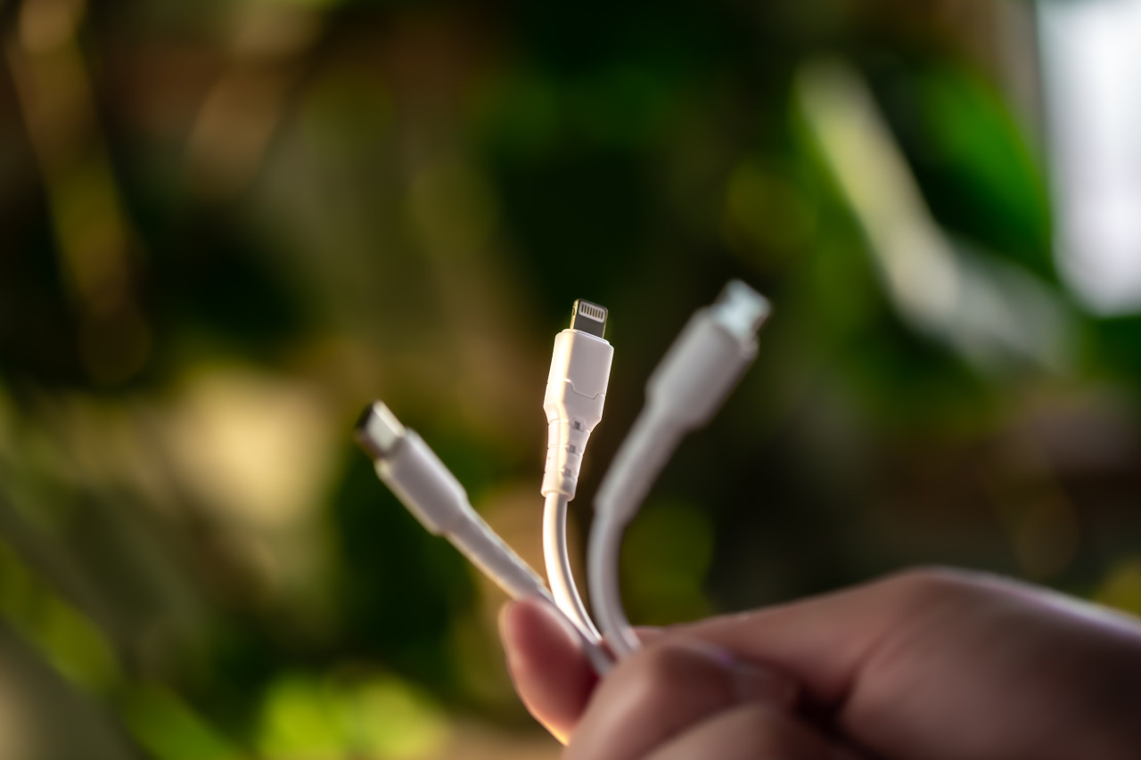 Lo peligros de comprar un cable USB-C en mal estado. Foto: Unsplash