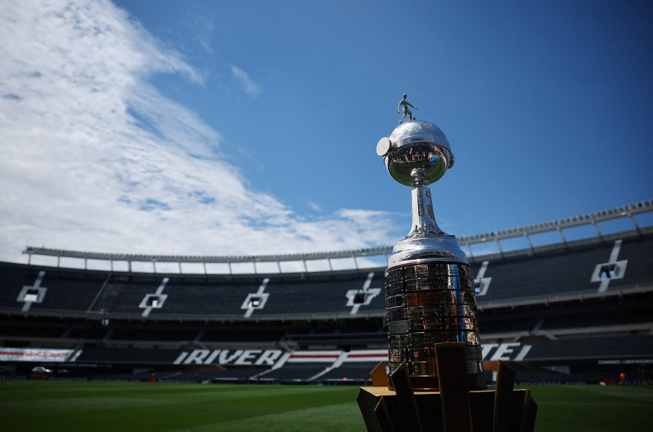 El trofeo de la Copa Libertadores en el Monumental. Foto: Reuters