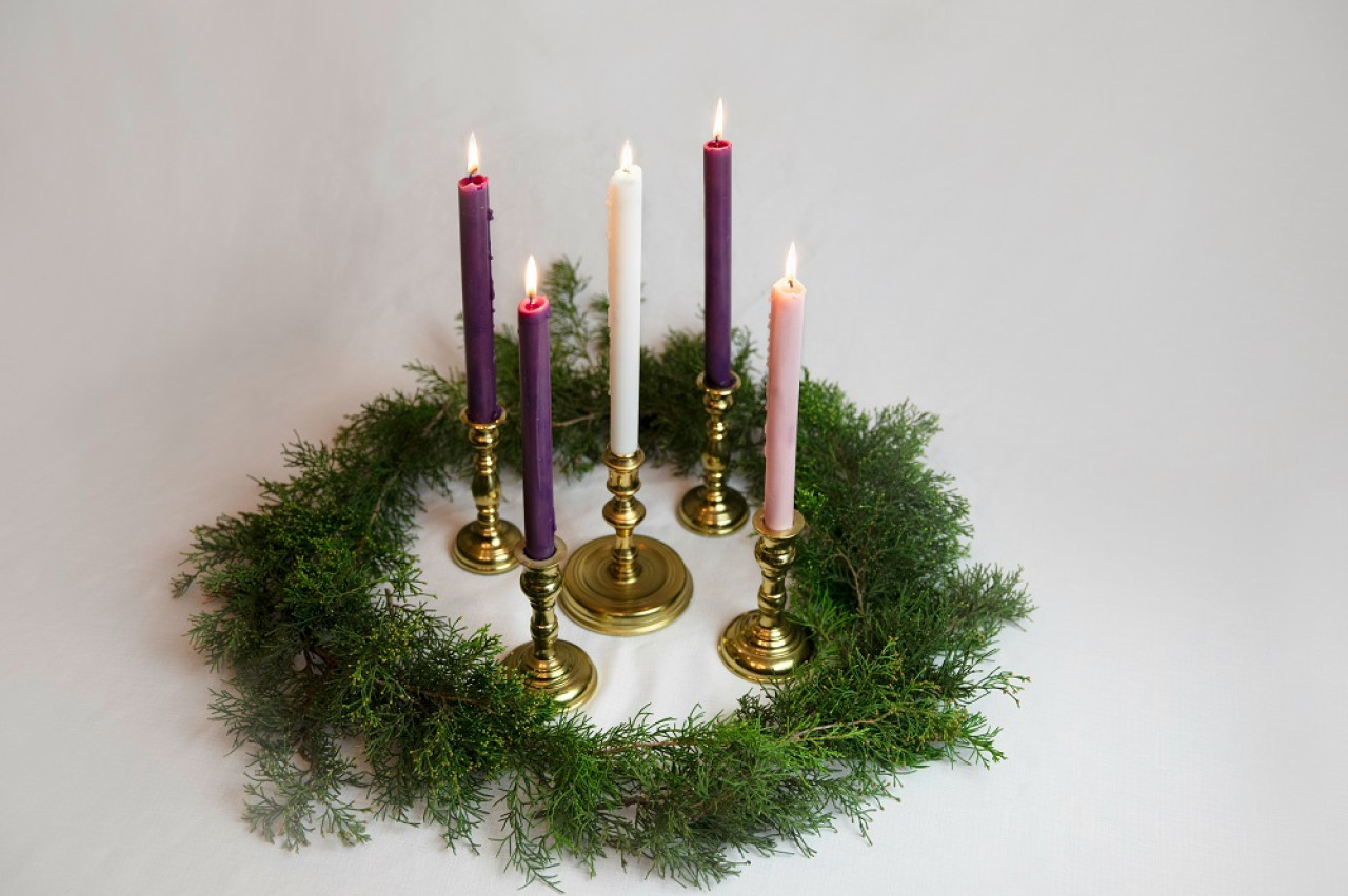 Corona de adviento, navidad. Foto: Unsplash.