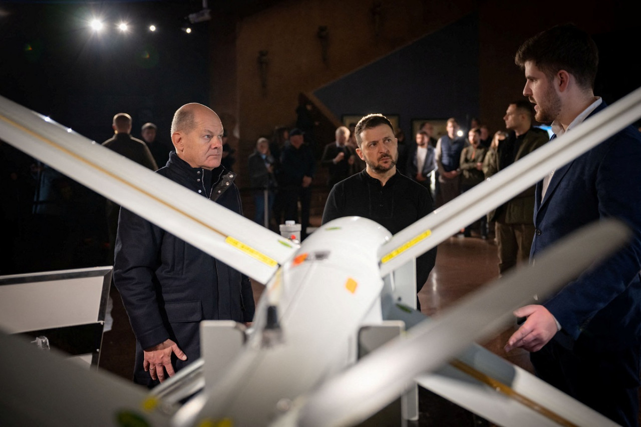 Olaf Scholz y Volodímir Zelenski visitaron una fábrica de drones en Ucrania. Foto: Reuters.