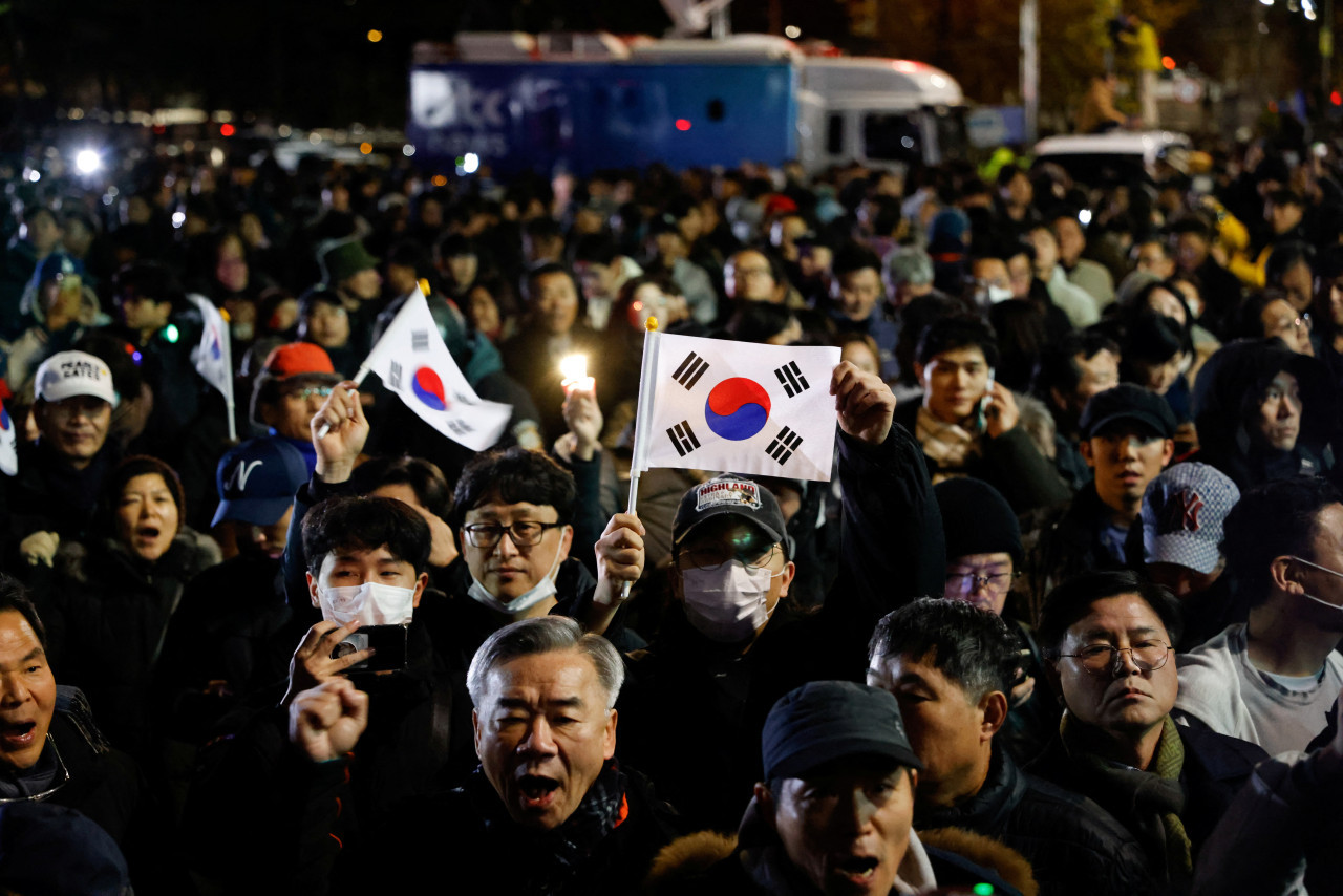 Manifestantes piden la renuncia de Yoon Suk-yeol tras el anuncio de Ley Marcial en Corea del Sur. Foto: REUTERS.