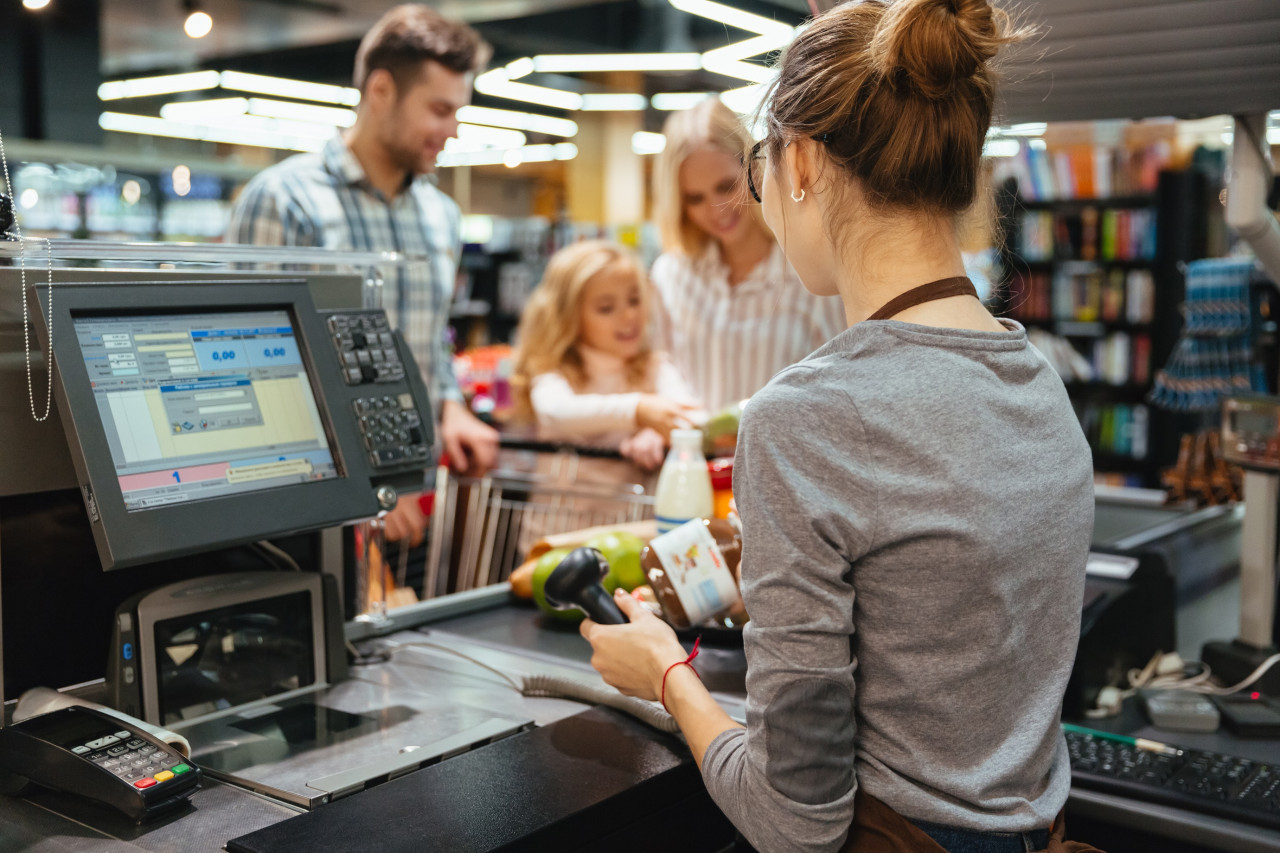 Empleados, cajeros de supermercados. Foto: Freepik